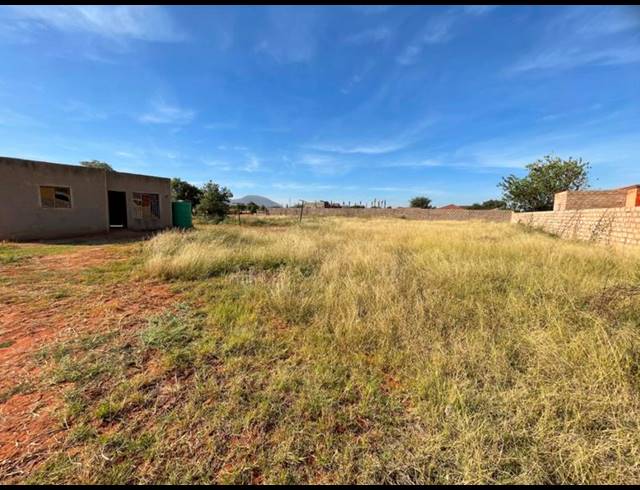 2 BEDROOM HOUSE FOR SALE IN LEBOWAKGOMO ZONE A